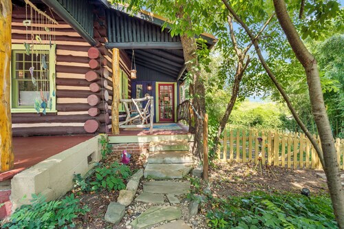 CLOSE TO DOWNTOWN- The Peacock Retreat- Dogs Stay Free 