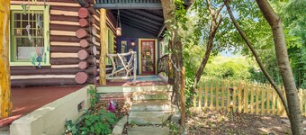 CLOSE TO DOWNTOWN- The Peacock Retreat- Dogs Stay Free 