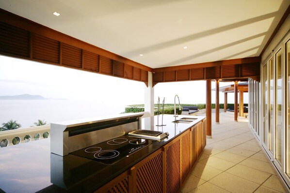 Täysikokoinen jääkaappi, mikroaaltouuni, uuni, liesi