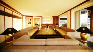 A spacious living room with a central coffee table, sofas, and lamps. - BaanSomprasong Condo Pattaya by Songland (Sattahip)