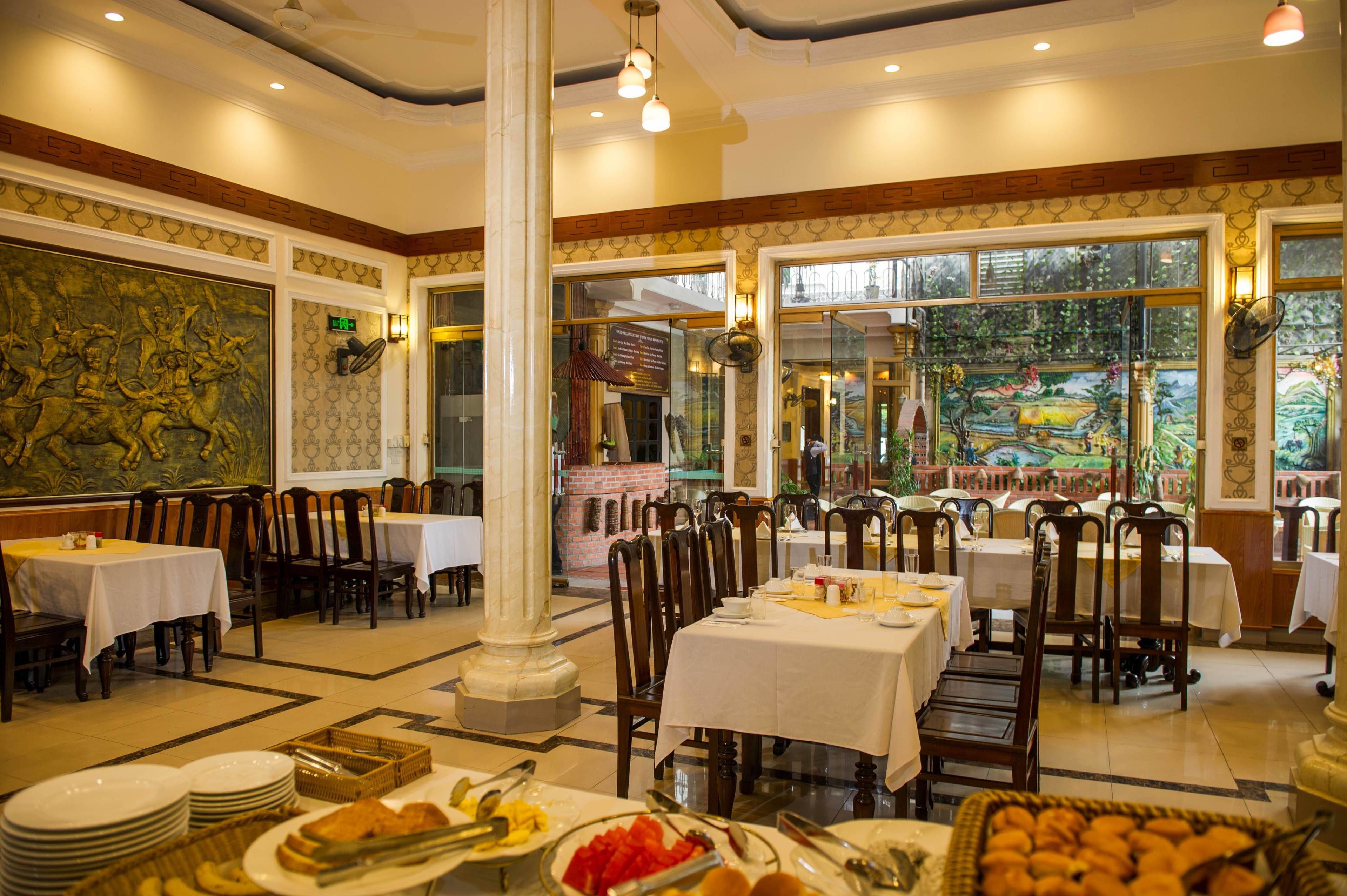 Breakfast, lunch, dinner served; local and international cuisine 