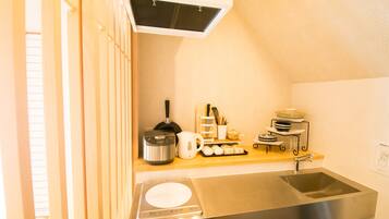 Standard Quadruple Room (0254_01) | Private kitchen | Fridge, microwave, electric kettle, rice cooker