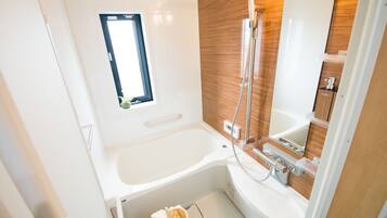 Separate tub and shower, free toiletries, hair dryer, towels