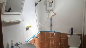 Bungalow House | Bathroom | Shower, towels