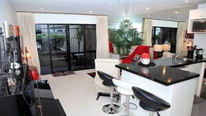 Apartment, 2 Schlafzimmer | Wohnbereich | Flachbildfernseher