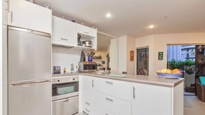 Apartment, 2 Schlafzimmer | Eigene Küche | Wasserkocher mit Kaffee-/Teezubehör, großer Kühlschrank, Mikrowelle