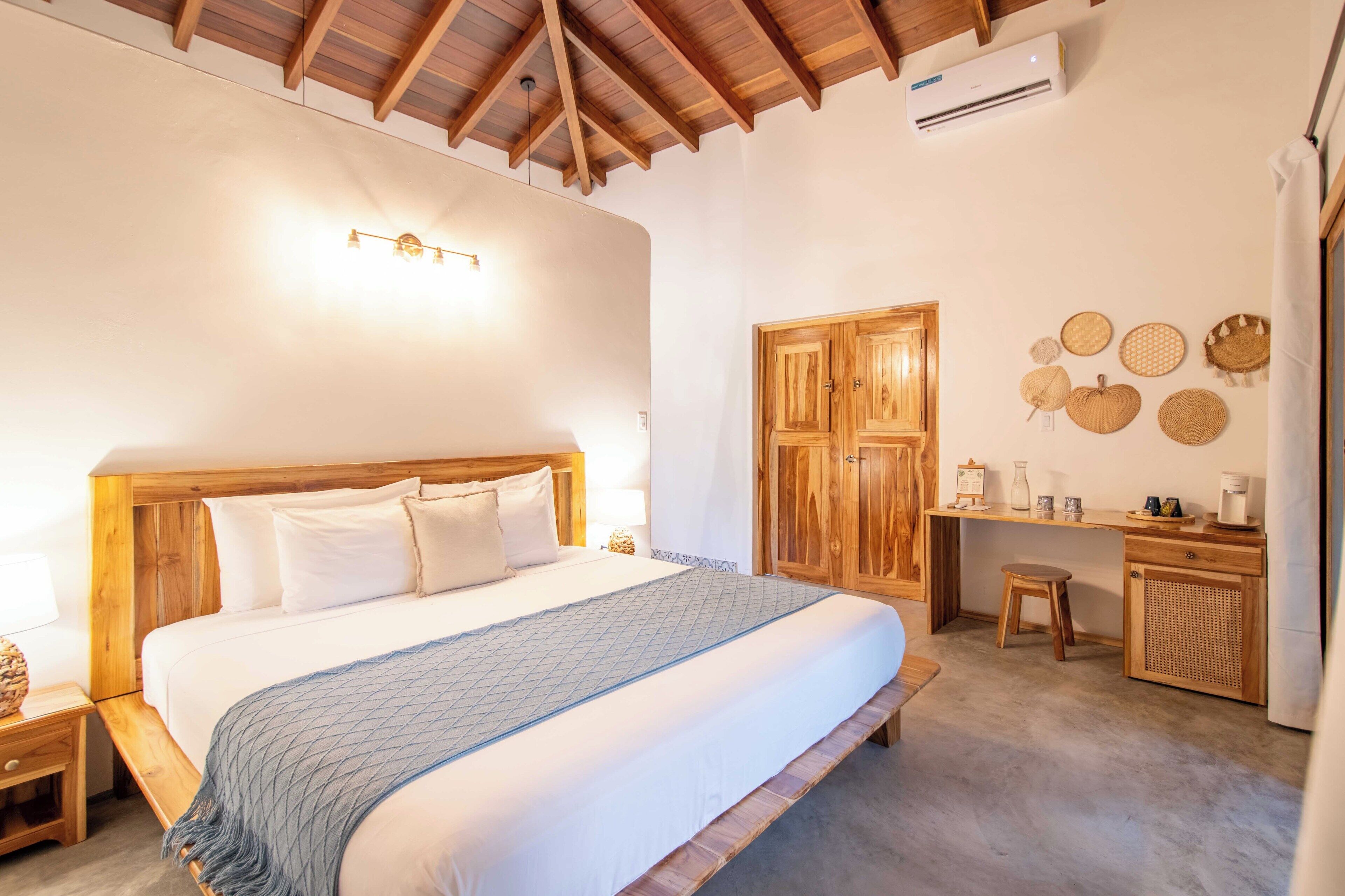 Rom – deluxe | Sengetøy av topp kvalitet, minibar og safe på rommet