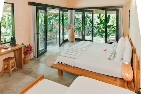 Deluxe-Studiosuite, Mehrere Betten, eingeschränkter Meerblick | Blick auf den Garten. Villa Coco