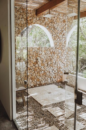 Exclusive Suite | Bathroom | Shower, rainfall showerhead, free toiletries, bathrobes - Villa Coco (Hicaco)