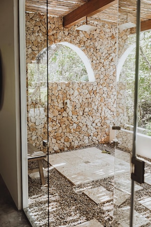 Exclusive-Suite | Badezimmer | Dusche, Regendusche, kostenlose Toilettenartikel, Bademäntel. Villa Coco
