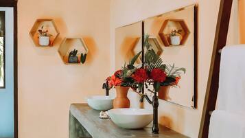 Deluxe-studiosviitti, useita sänkyjä, osittainen valtamerinäköala | Kylpyhuone | Suihku, sadesuihkupää, ilmaiset hygieniatuotteet, kylpytakit