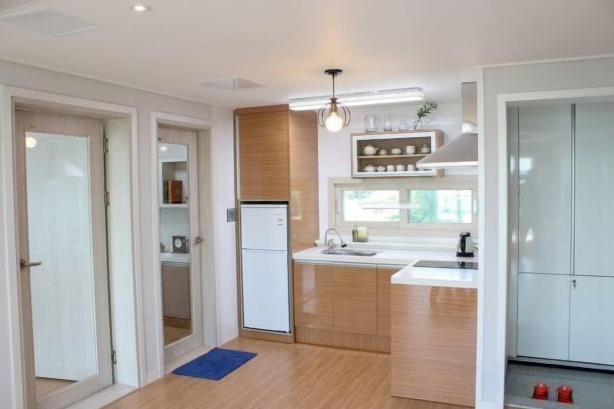 Private kitchen | Full-size fridge, electric kettle