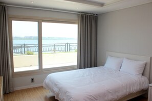 ファミリー ルーム テラス オーシャンビュー (82 sqm.) | WiFi (無料)