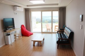 家庭房, 露台, 海洋景观 (82 sqm.) | 客厅 | 平板电视