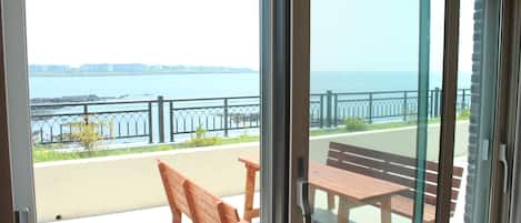 Familierom, terrasse, havutsikt (82 sqm.) | Terrasse/patio