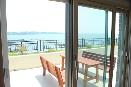 Quarto família, terraço, vista para o oceano (82 sqm.) | Terraço/pátio. Haemorat