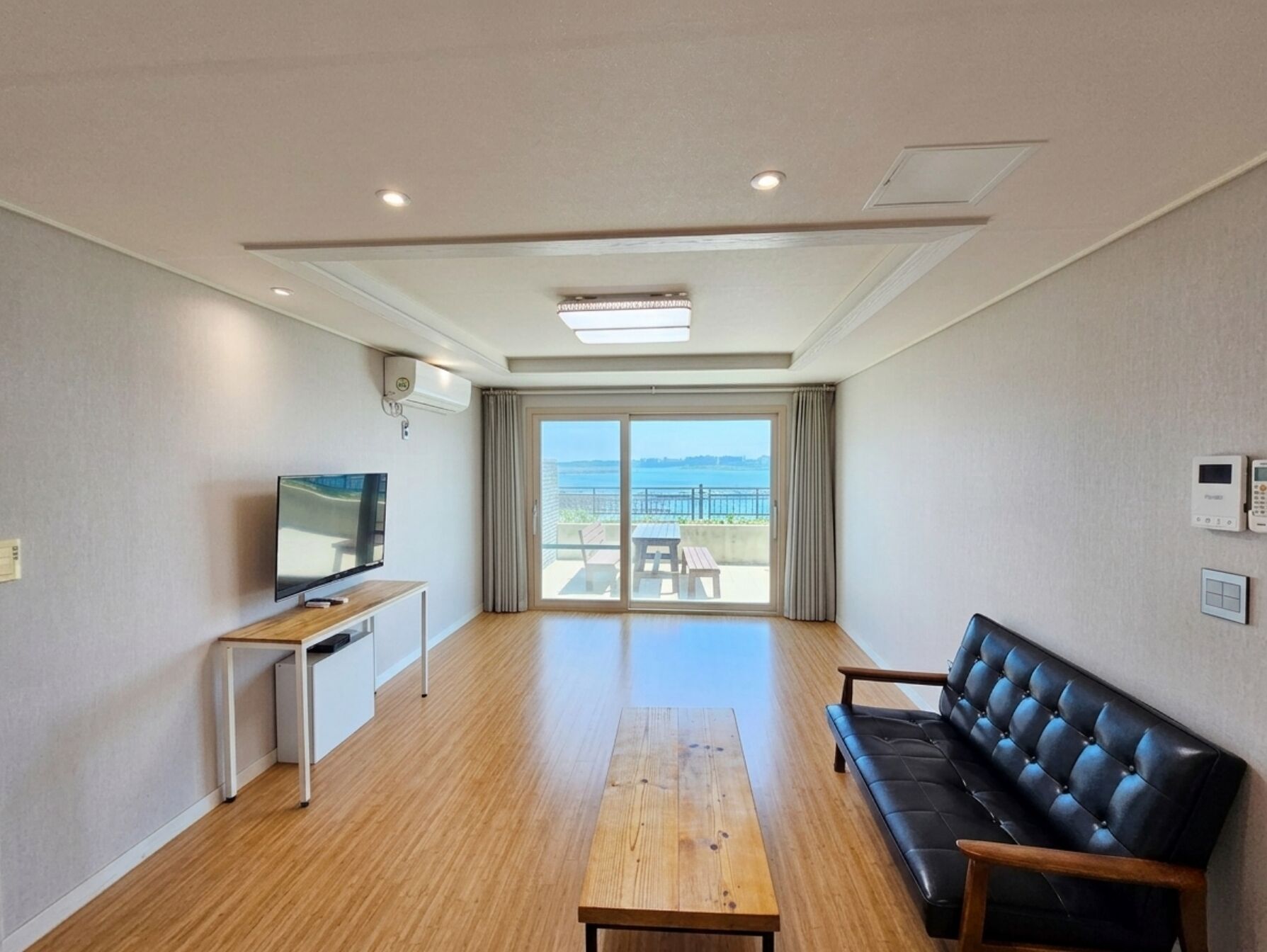 Family Room, Terrace, Ocean View (82 sqm.)