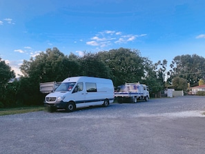 Free self-parking - Montana Lodge Motel (Blenheim)