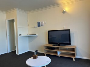 Kamer, 2 slaapkamers, keuken | Luxe beddengoed, een bureau, gratis wifi, beddengoed