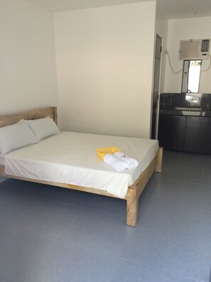 Queen Studio | Desk, iron/ironing board, free WiFi, bed sheets - Bumblebee Inn (Tanay)