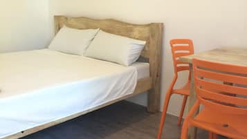 Queen Studio | Desk, iron/ironing board, free WiFi, bed sheets