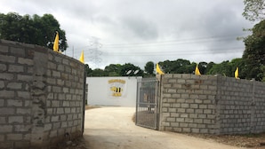 Une entrée fermée par un portail mène à une propriété sur laquelle est apposée une enseigne indiquant « Bumblebee Inn ».