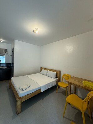 Estudio Deluxe, 1 cama Queen size | Servicios de la habitación