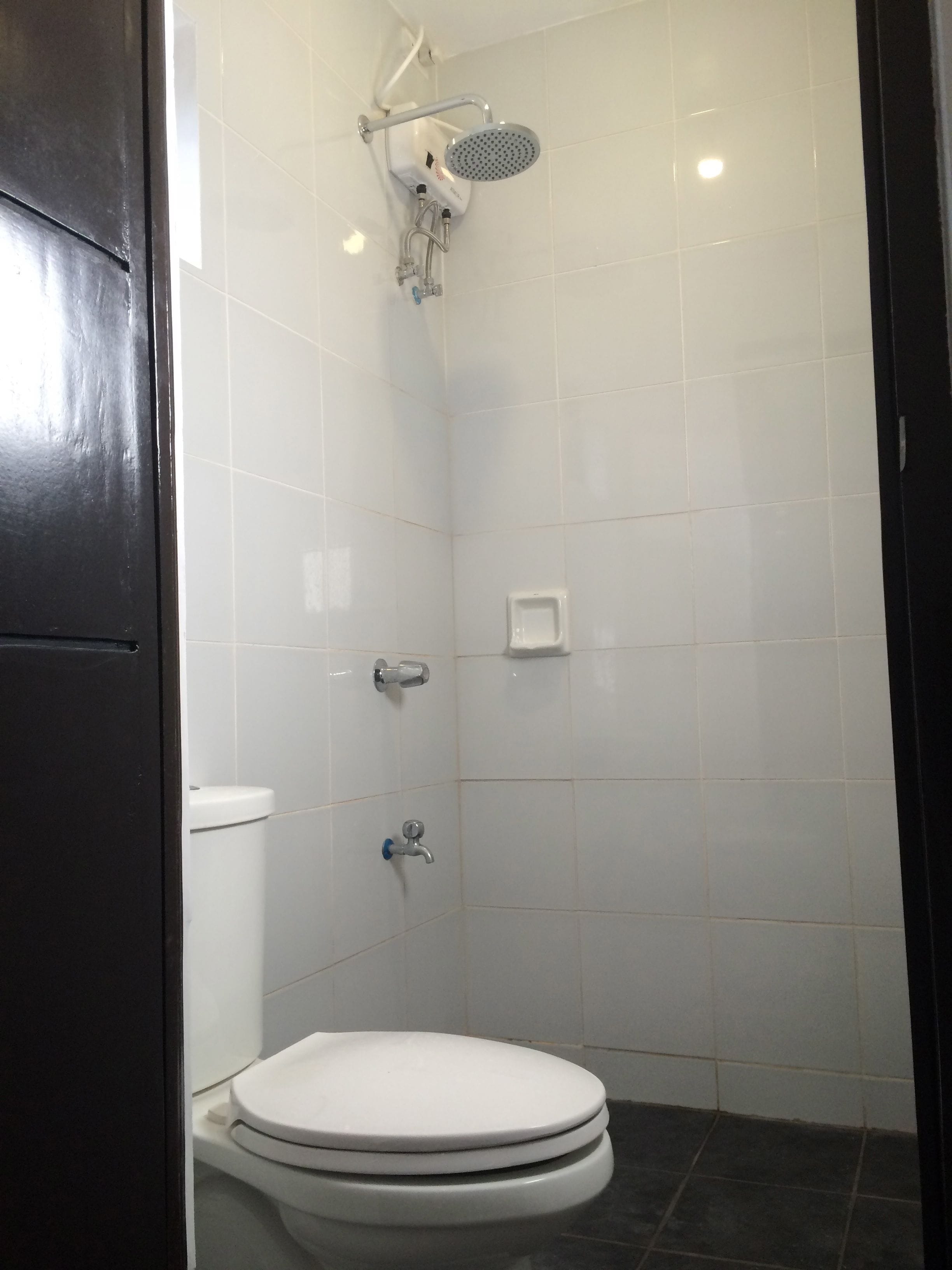 Ducha, artículos de tocador gratuitos, toallas