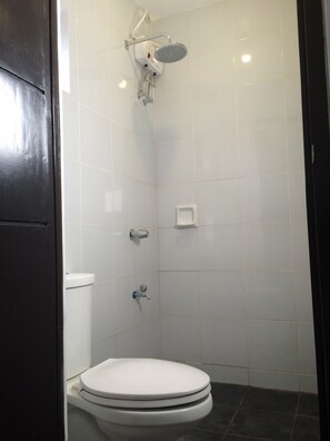 Queen Studio | Bathroom | Shower, free toiletries, towels - Bumblebee Inn (Tanay)