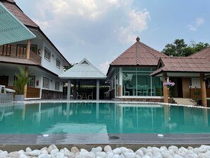 Outdoor pool - Ruen Sam Ran Resort (Suan Phueng)