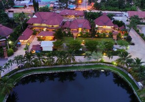 Front of property - evening/night - Ruen Sam Ran Resort (Suan Phueng)