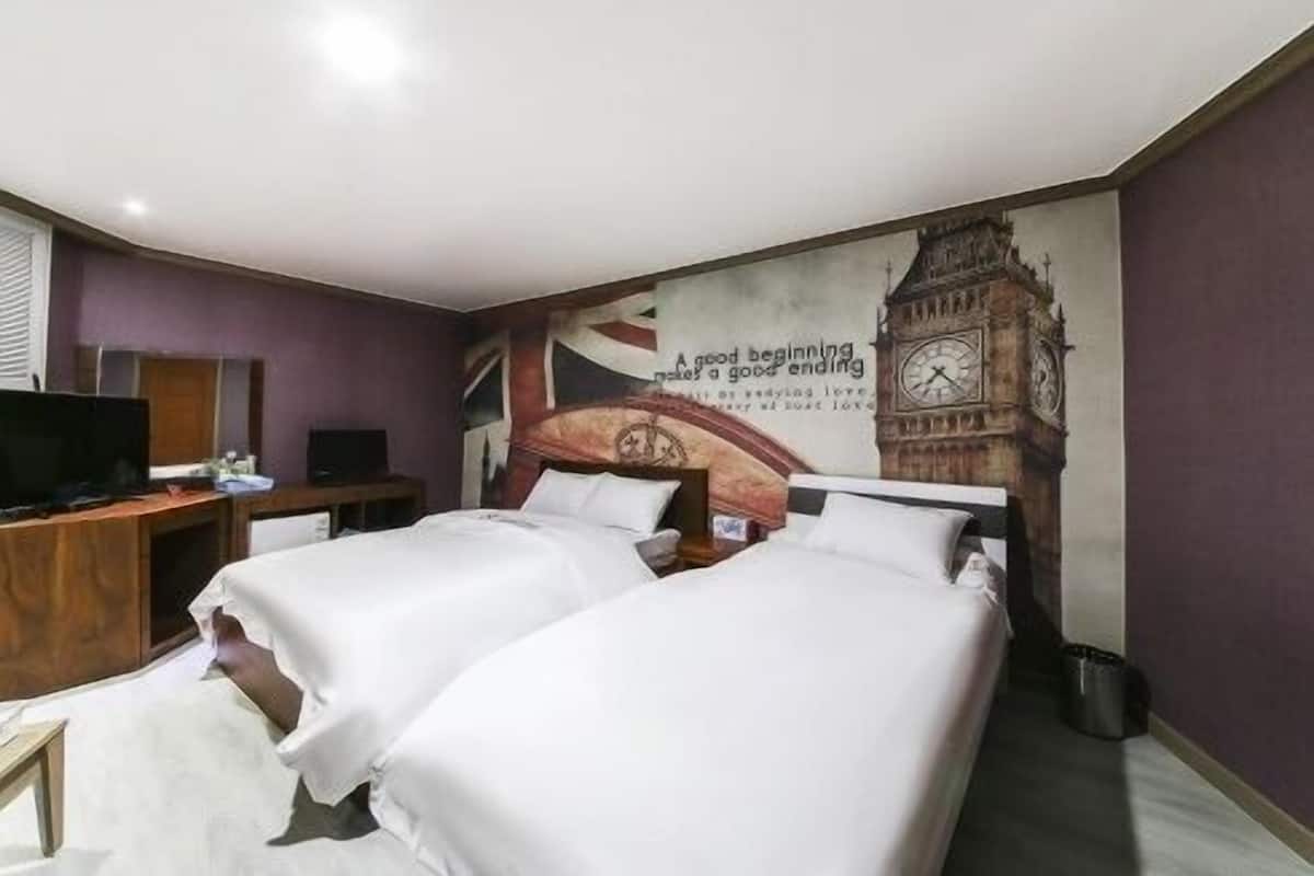 1 bedroom, individually decorated, desk, free WiFi