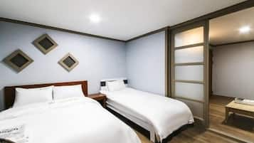 Triple Room | Individually decorated, desk, free WiFi, bed sheets