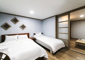 Habitación triple | Decoración individual, escritorio, wifi gratis y ropa de cama