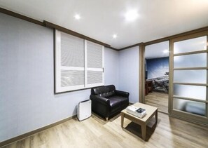 Triple Room | Living room | 40-inch TV with digital channels, heated floors - Happy Q Motel (Andong)