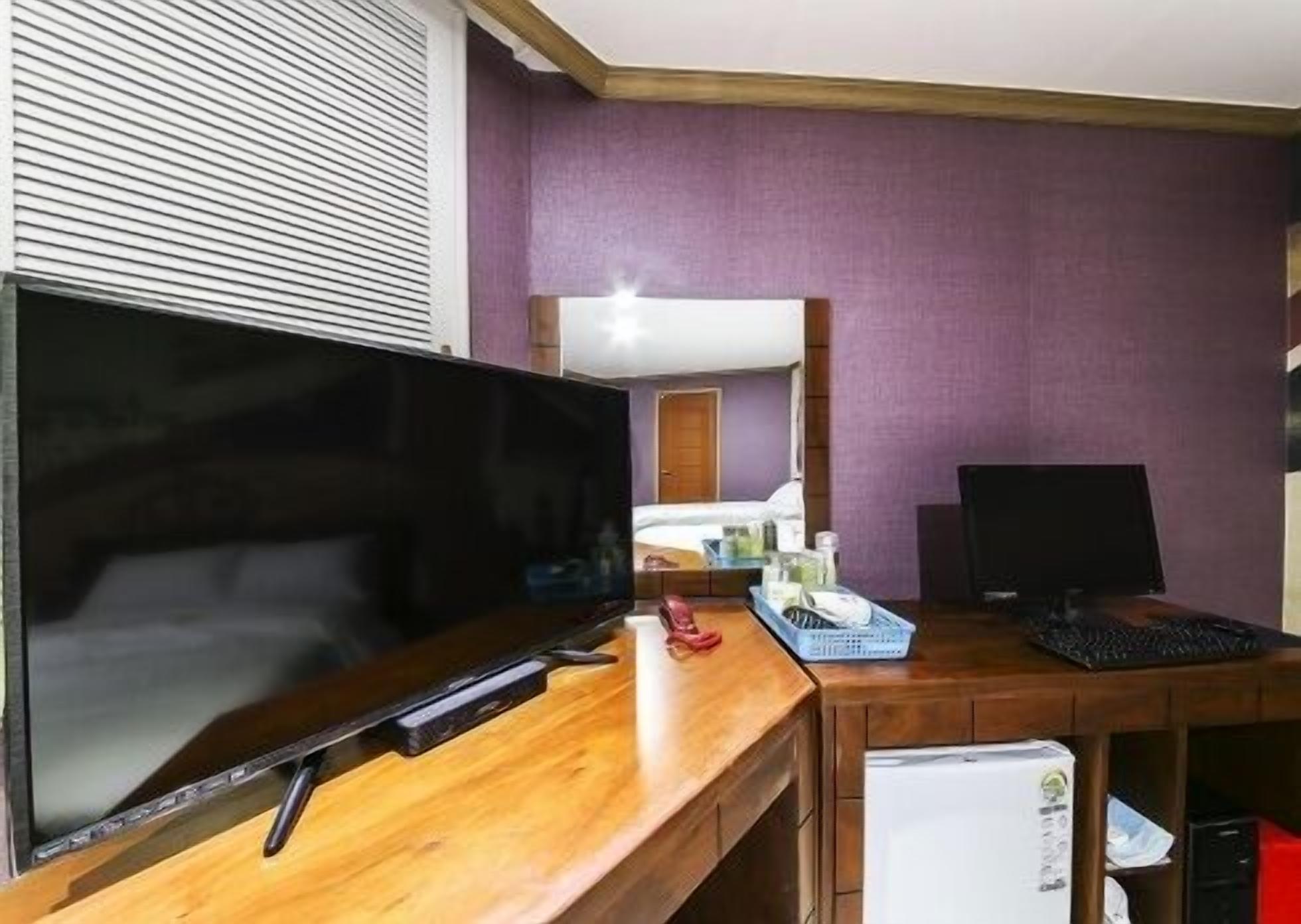 semi-deluxe room  | room amenity