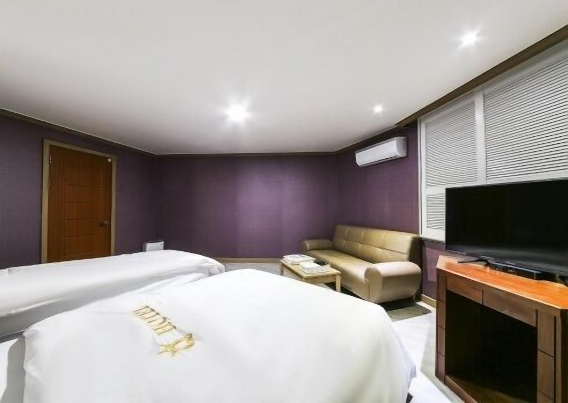semi-deluxe room  | 1 bedroom, individually decorated, desk, free wifi