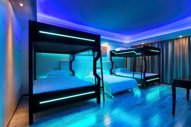 Minibar, coffres-forts dans les chambres, bureau, rideaux occultants