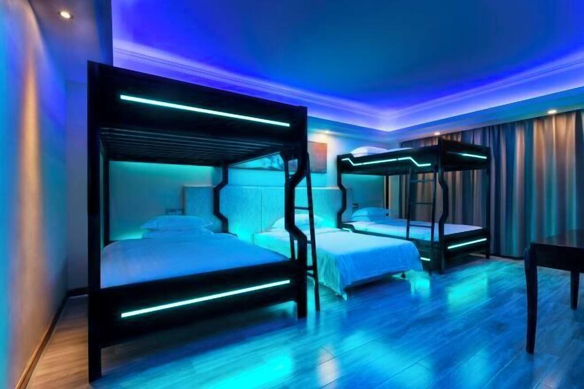 Minibar, coffres-forts dans les chambres, bureau, rideaux occultants