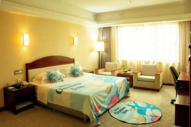 Minibar, coffres-forts dans les chambres, bureau, rideaux occultants