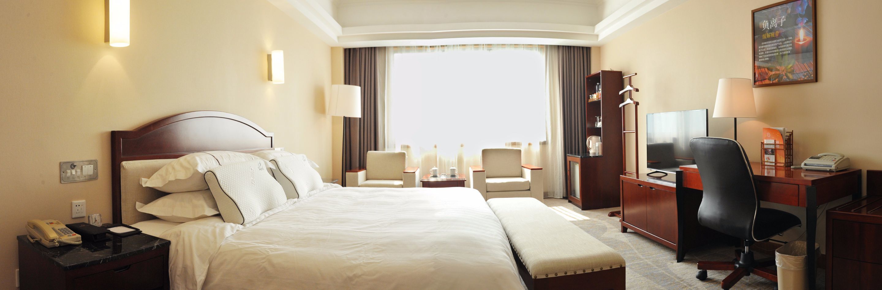 ميني بار وخزنة داخل الغرفة ومكتب وستائر تعتيم