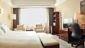Design Queen or Twin Room  | Minibar, in-room safe, desk, blackout drapes
