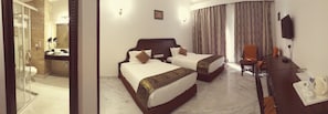Habitación superior con 1 cama doble o 2 individuales, vistas a la piscina | Ropa de cama de alta calidad, minibar, caja fuerte y escritorio