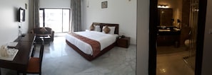 Habitación superior con 1 cama doble o 2 individuales, vistas a la piscina | Vistas desde la habitación