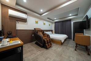 Ropa de cama de alta calidad, artículos del minibar gratis y escritorio 