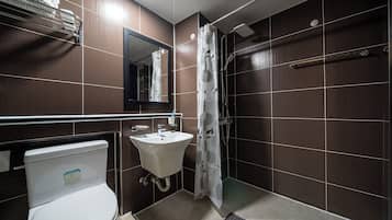 Standardzimmer | Badezimmer | Badewanne und Dusche (separat), Komfortbadewanne