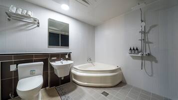 Suite | Badezimmer | Badewanne und Dusche (separat), Komfortbadewanne