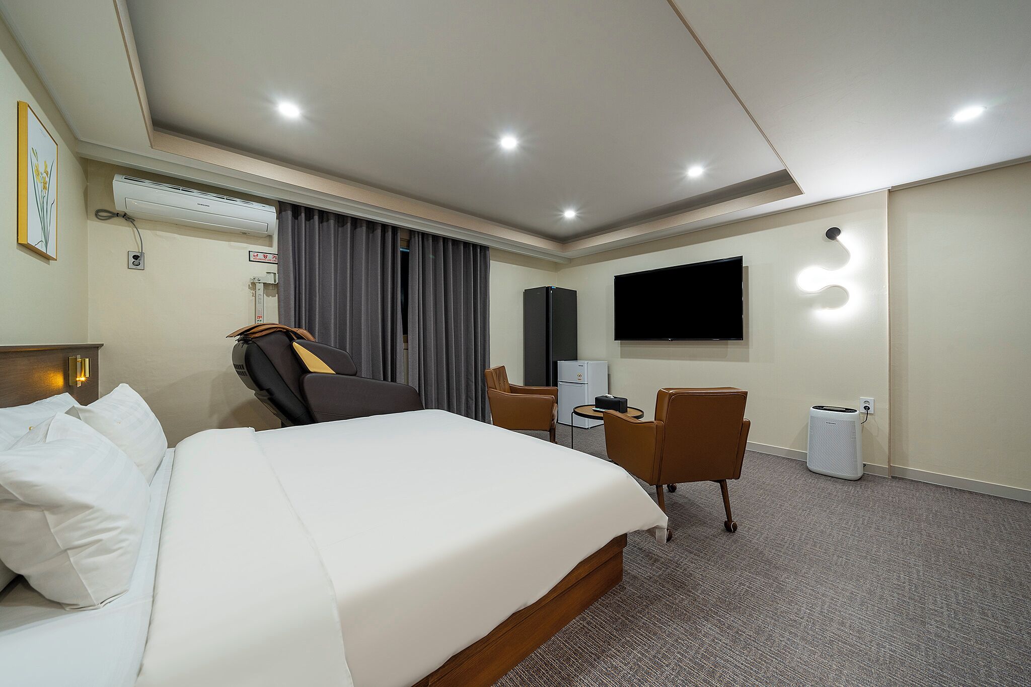 suite | premium bedding, free minibar items, desk, free wifi