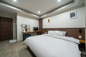 Chambre Standard | Literie de qualité, minibar contenant certains articles gratuits, bureau