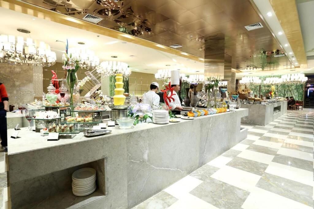 2 restaurants; breakfast, lunch and dinner served 